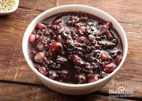 喝红豆薏米粥的好处及注意事项