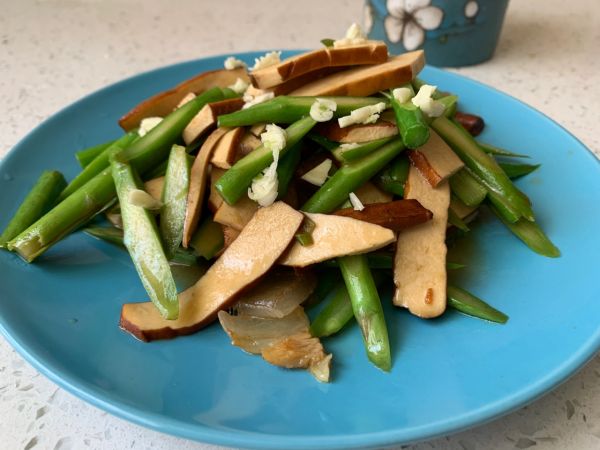 腊肉香干配芦笋