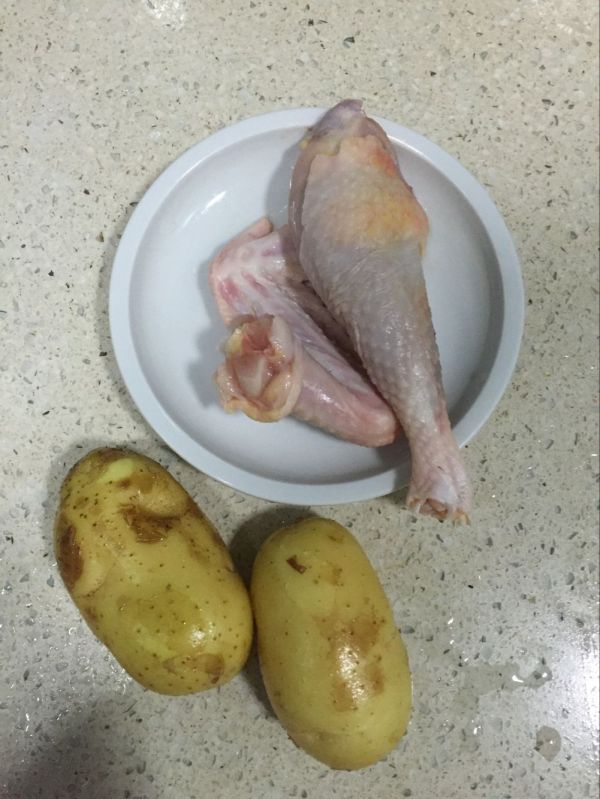酱味鸡块蒸土豆