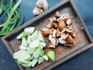 丝瓜炒蘑菇的做法