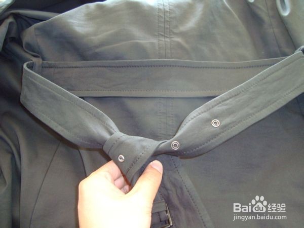 风衣腰带怎么系蝴蝶结