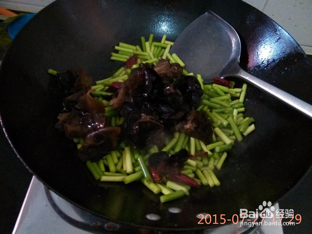 木耳炒蒜苔怎么做