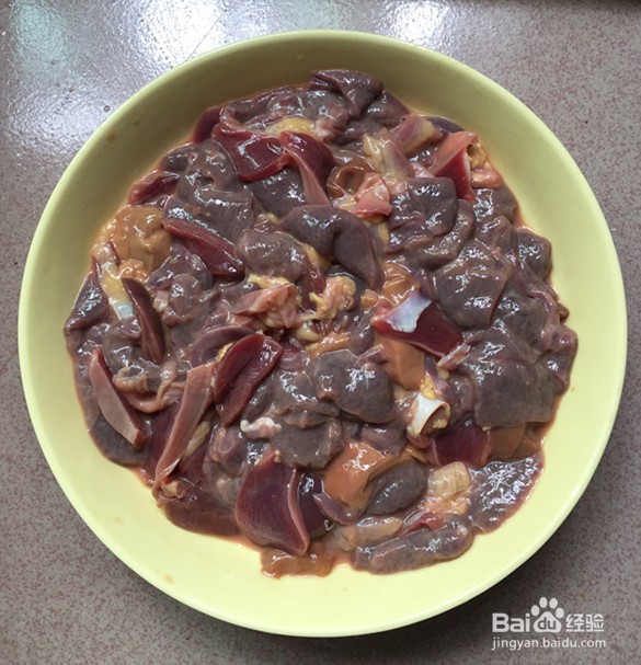 酸豆角炒鸡杂的做法