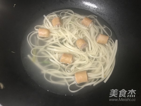 扎心香肠汤面