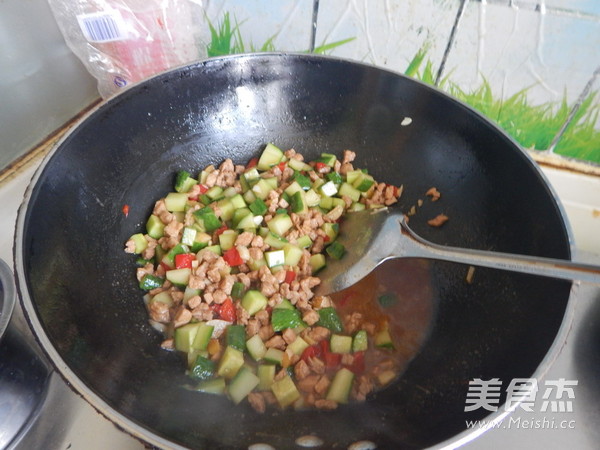 酱黄瓜肉丁拌荞麦面