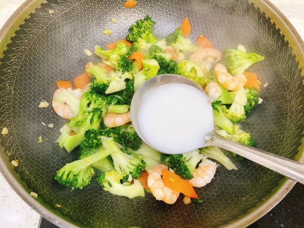 蒜蓉西兰花炒虾仁