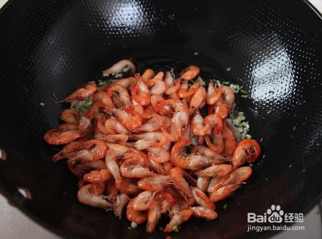 油爆小河虾的做法