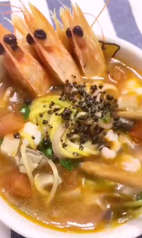 如何做鲜虾菌菇面