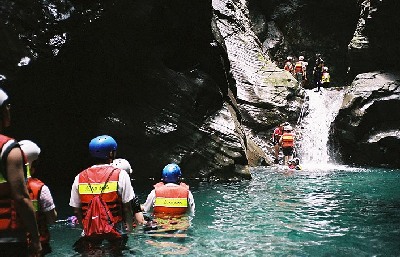 几招教你户外溯溪探险