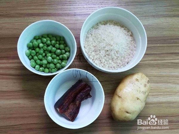 腊肉土豆焖饭的做法