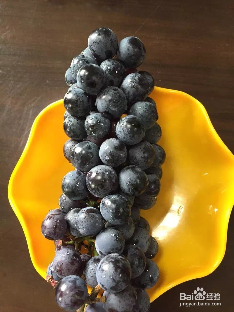 如何辨别市面上膨大剂种植和自然种植的夏黑葡萄