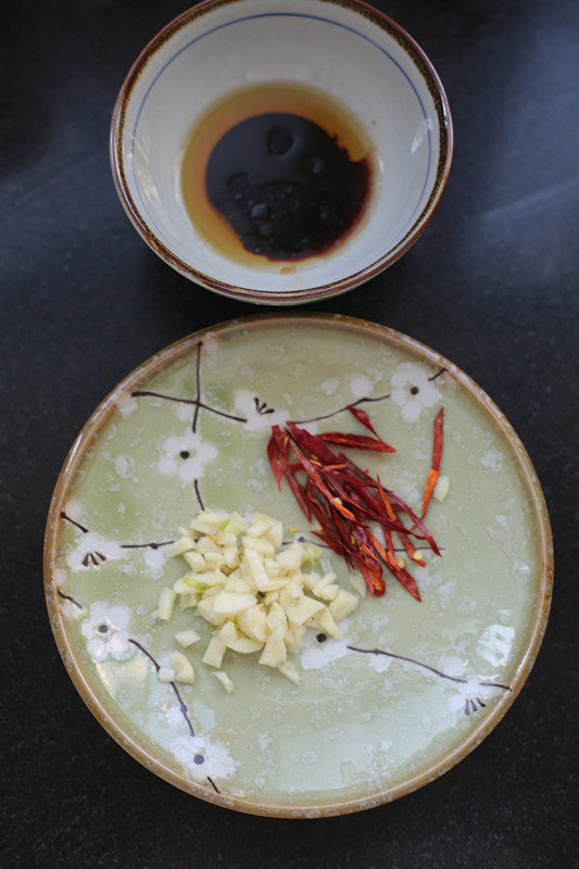 炝拌茄丝的做法，妈妈们学会了吗？