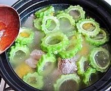 夏天降暑必备--苦瓜玉米排骨汤
