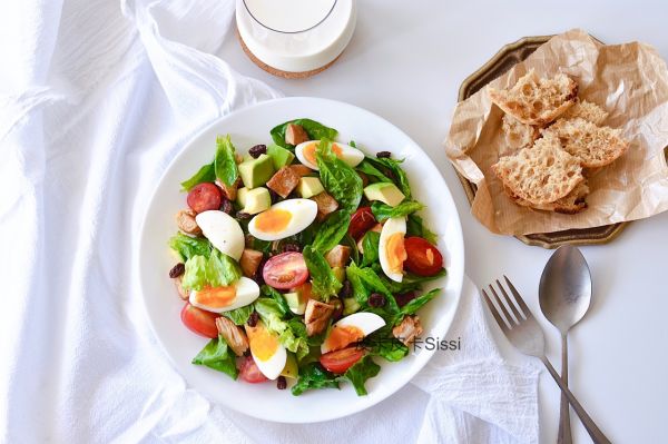 孜然鸡胸肉半熟鸡蛋葡萄干嫩叶菠菜沙拉