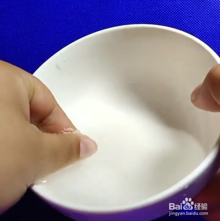 胶水粘在手上怎么清理？