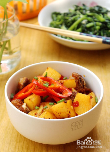 土豆焖排骨的做法