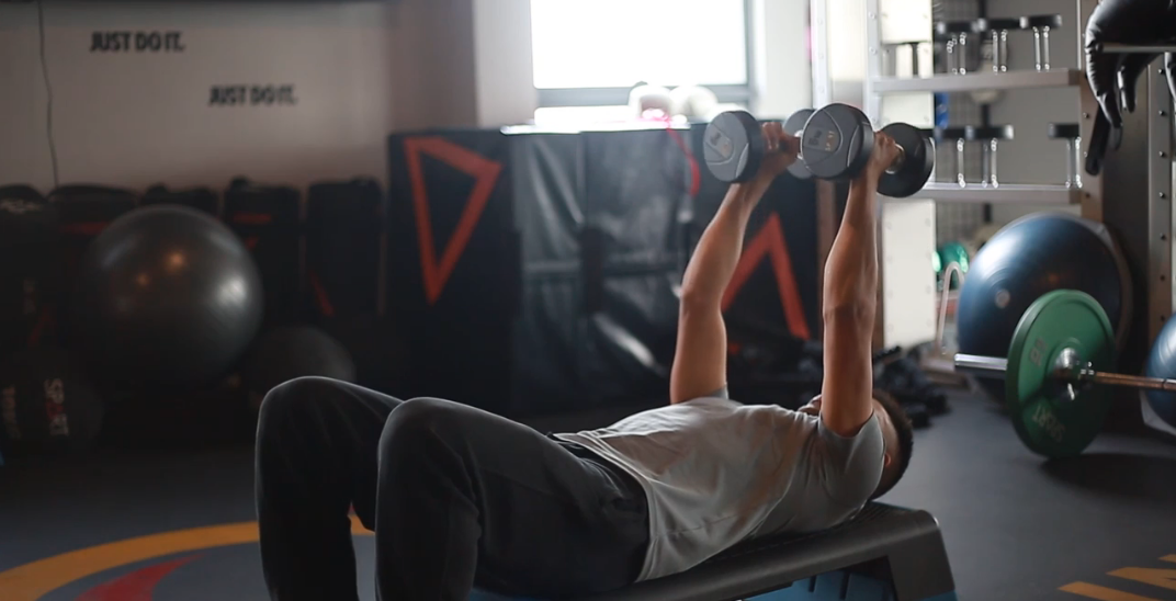 怎么让肱三头肌更紧致修长