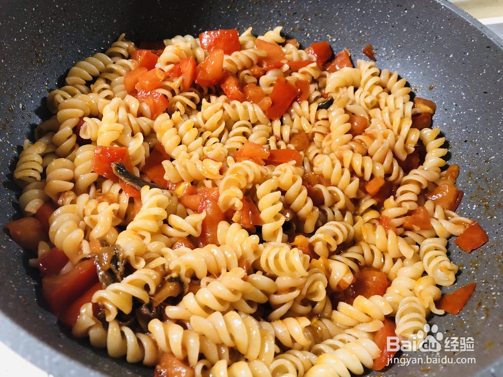 香气浓郁的番茄鳀鱼螺丝粉