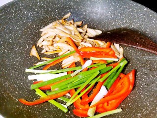 杏鲍菇炒肉丝的做法