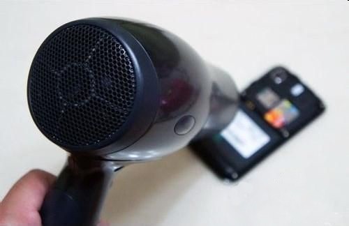 手机进水后黑屏了怎么办