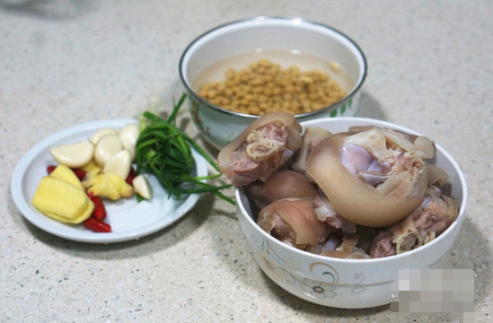 黄豆炖猪蹄多放点黄豆可以吗？会不会影响营养？黄豆不泡，直接和猪蹄放高压锅里炖可以吗