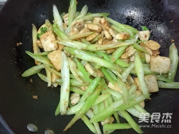 芹菜炒豆腐的做法