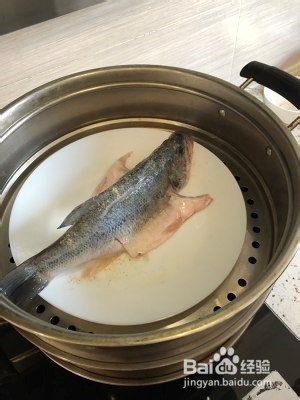 如何制作考究的清蒸鲈鱼 ？