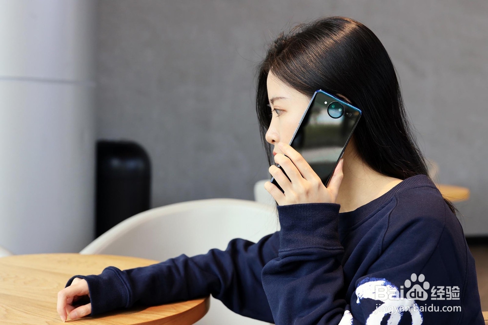 手机后面的小孔有啥用