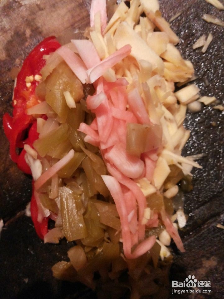 酸菜鲫鱼的制作步骤