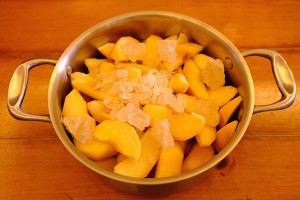 黄桃罐头的做法