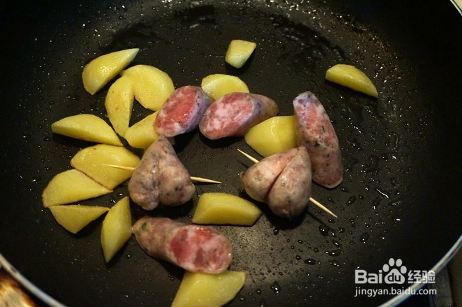 香肠煎薯角的做法