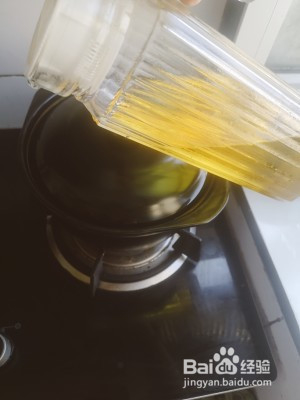 广式腊味煲仔饭怎么做