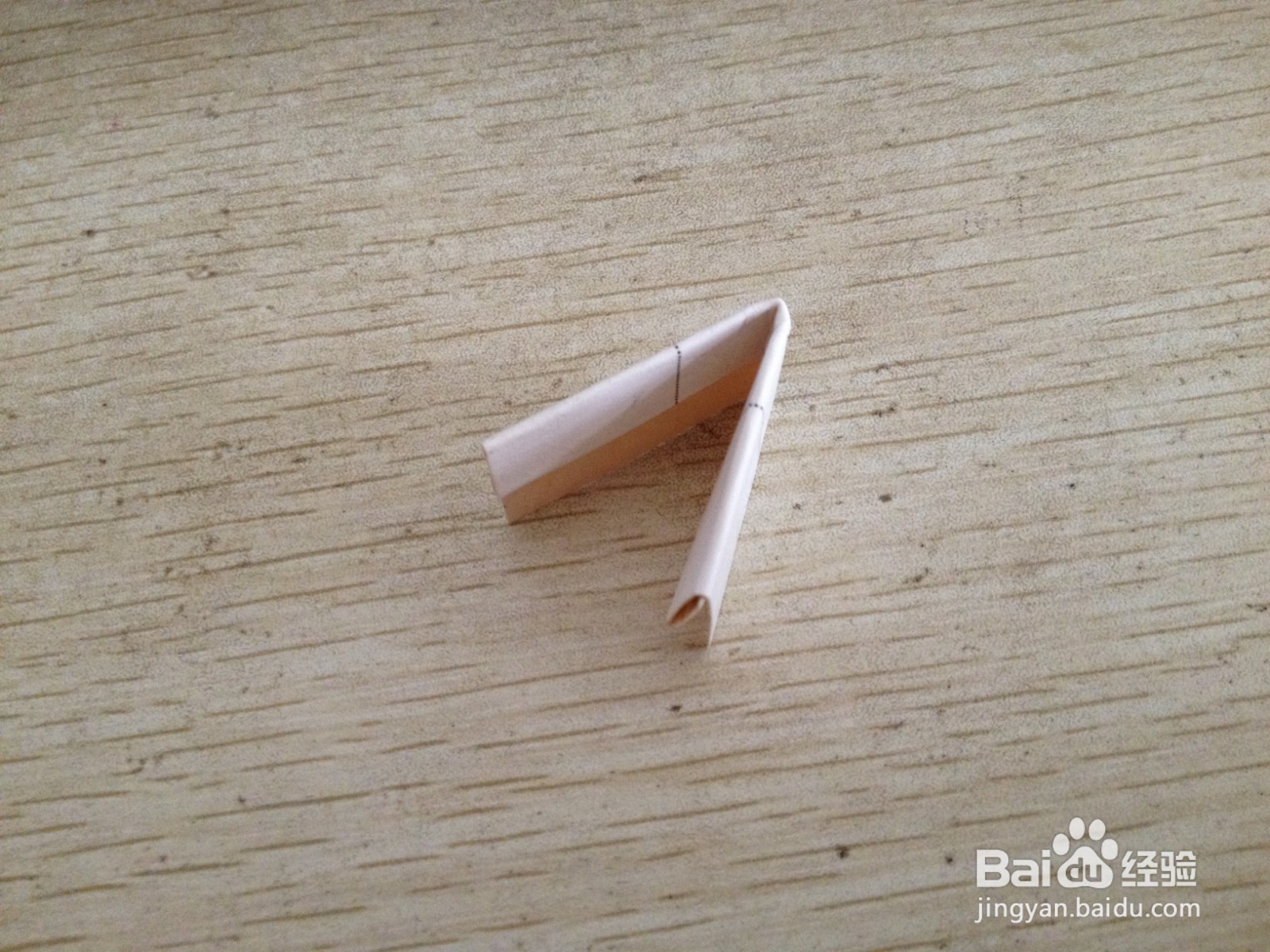 如何用一个长方形硬卡纸做两支中性笔的简易支架