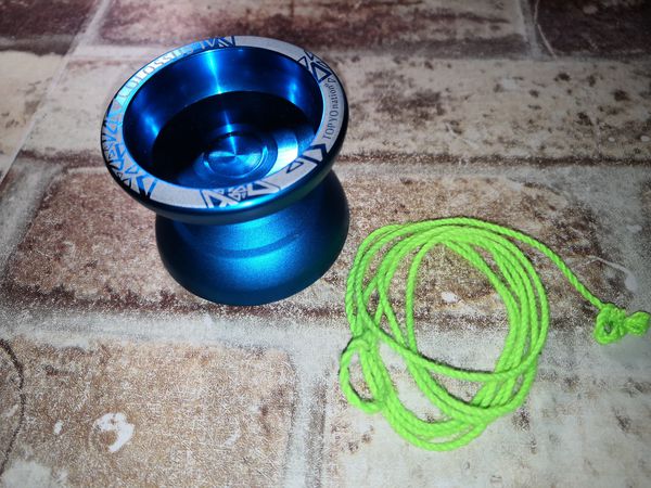 中间有个轴承的悠悠球怎样绑线呢