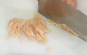 美味的韭黄香菇炒鸡丝