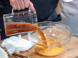 秋蟹琉璃蒸蛋怎么做？