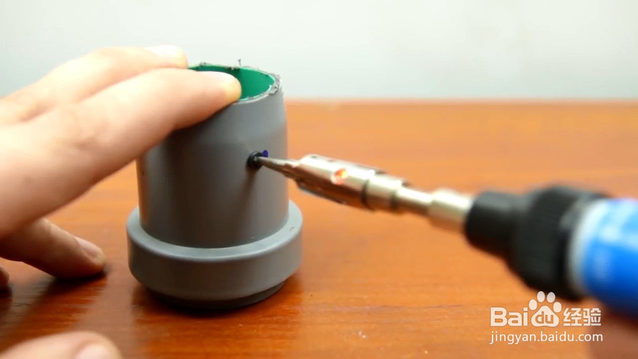 自己用管子和光盘就能做一个切割器,省钱又方便