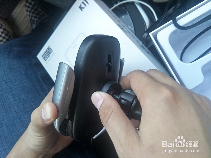 锋范加装圆盾K11车载无线充安装操作