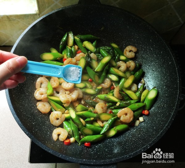 芦笋炒虾球的制作方法