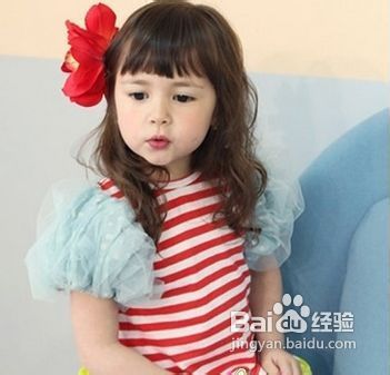 小萝莉巧妙潮搭，成就街头亮眼风景