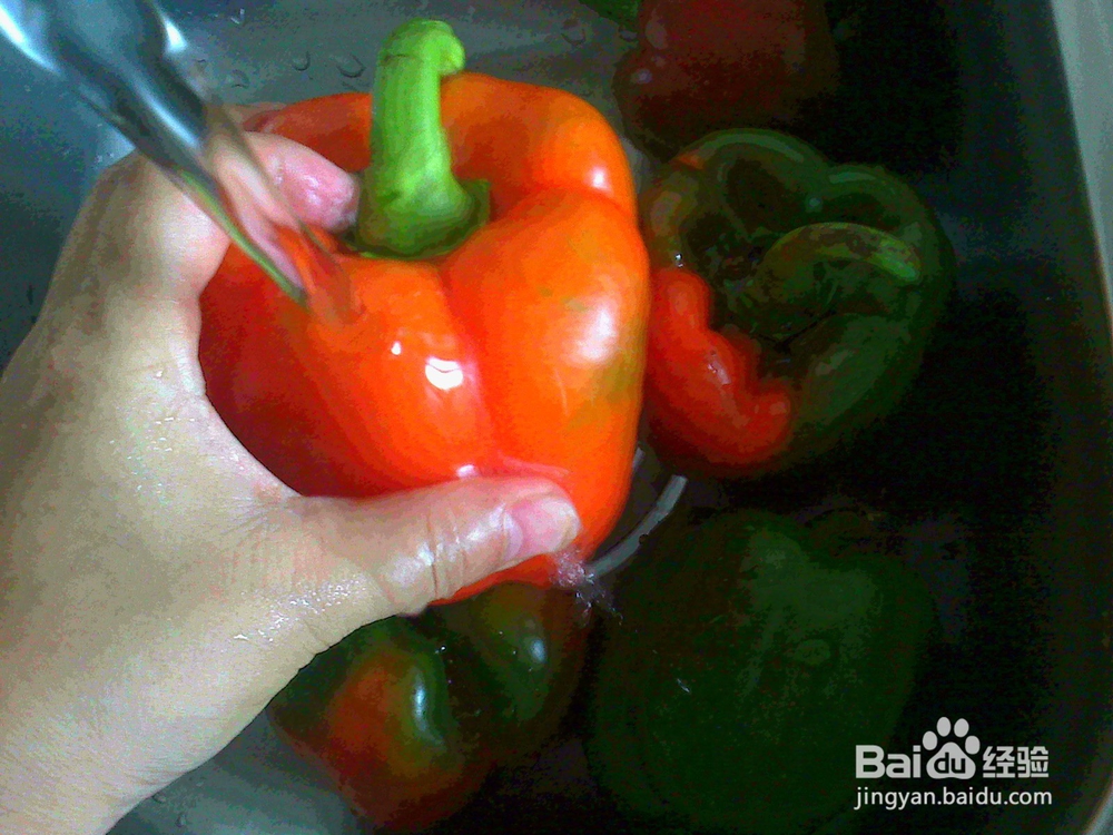 老年人怎样将买回来的大辣椒清洗干净