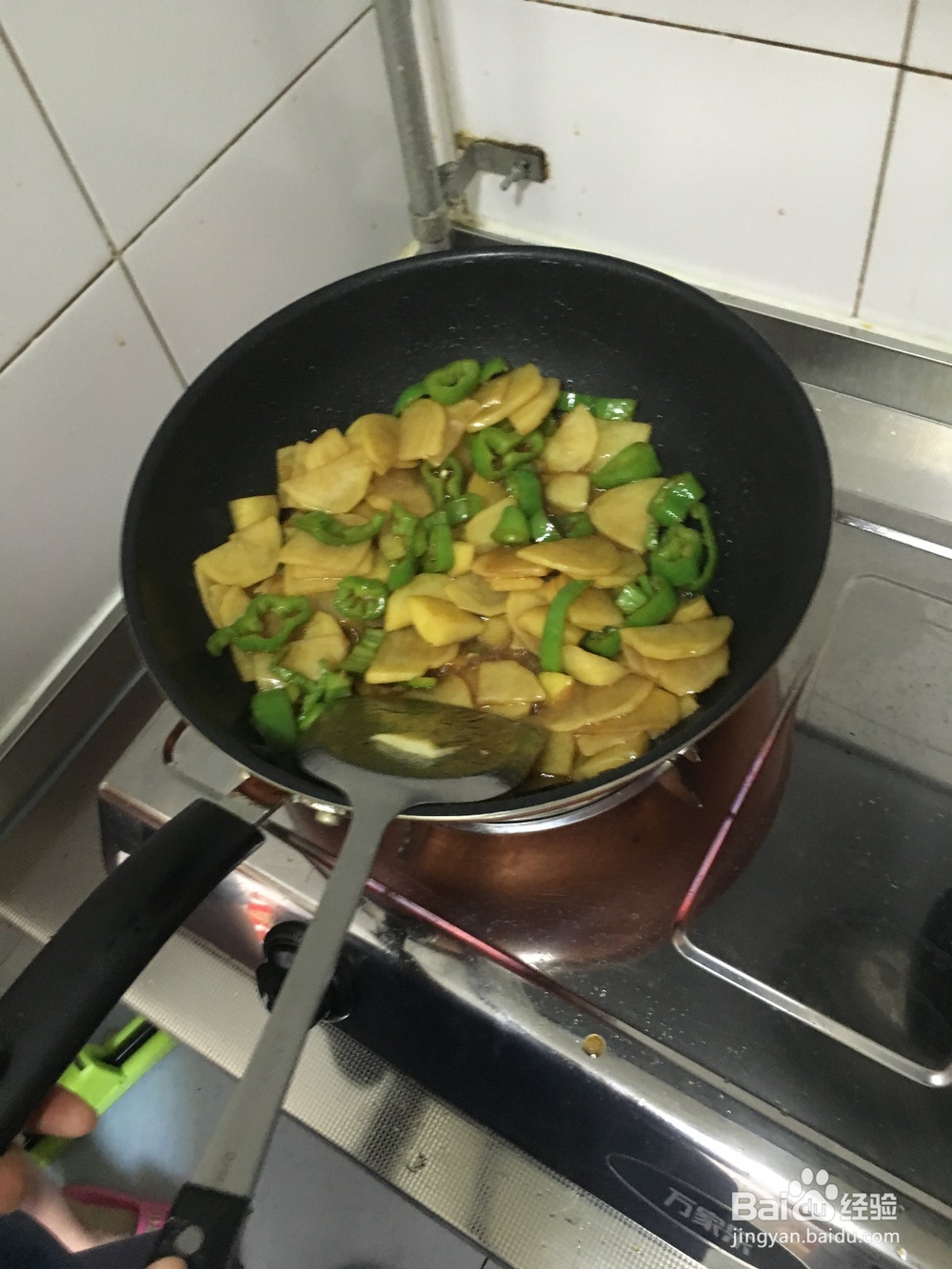 如何做家常土豆炒青椒。