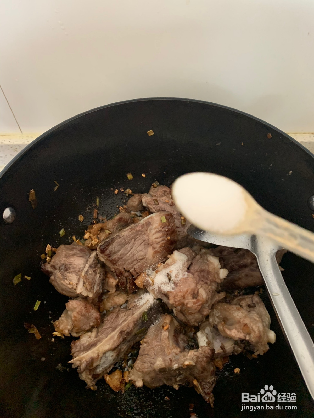 猪骨头烩酸菜的做法