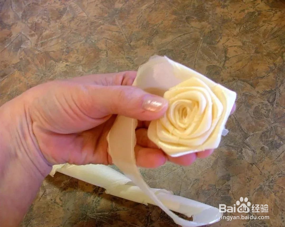随手一根丝带卷出了漂亮的玫瑰，几分钟搞定一朵