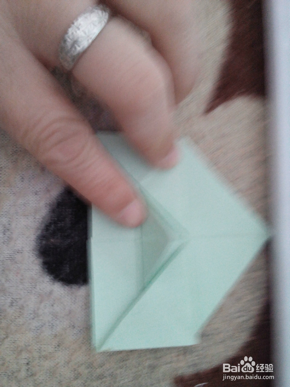 怎样用彩纸折漂亮的心形