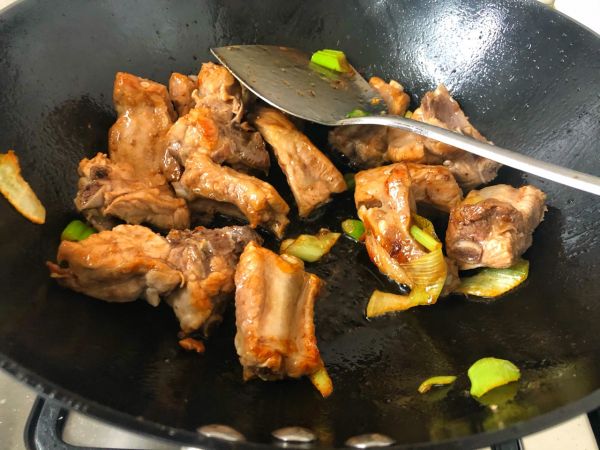 红烧土豆胡萝卜炖排骨