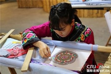 为什么苗绣被称为“穿在身上的史书”?