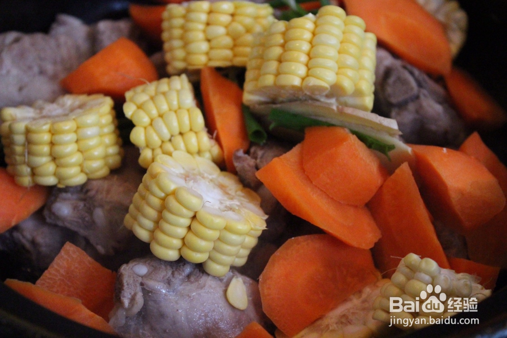 如何做玉米胡萝卜排骨汤？