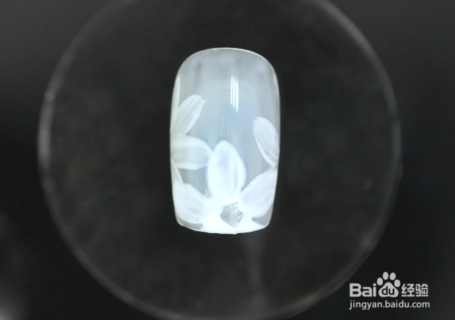 怎样做清新透白的花卉美甲？