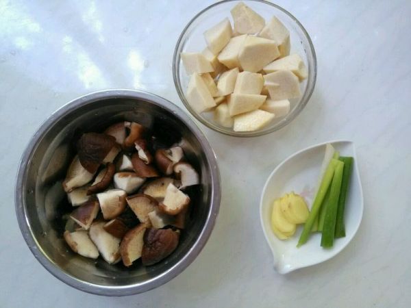 芋头香菇烧鸡翅